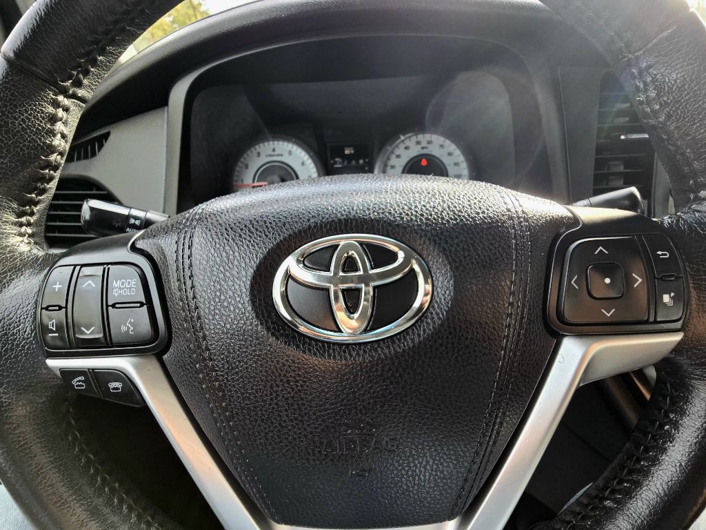 2015 Toyota Sienna Image 18