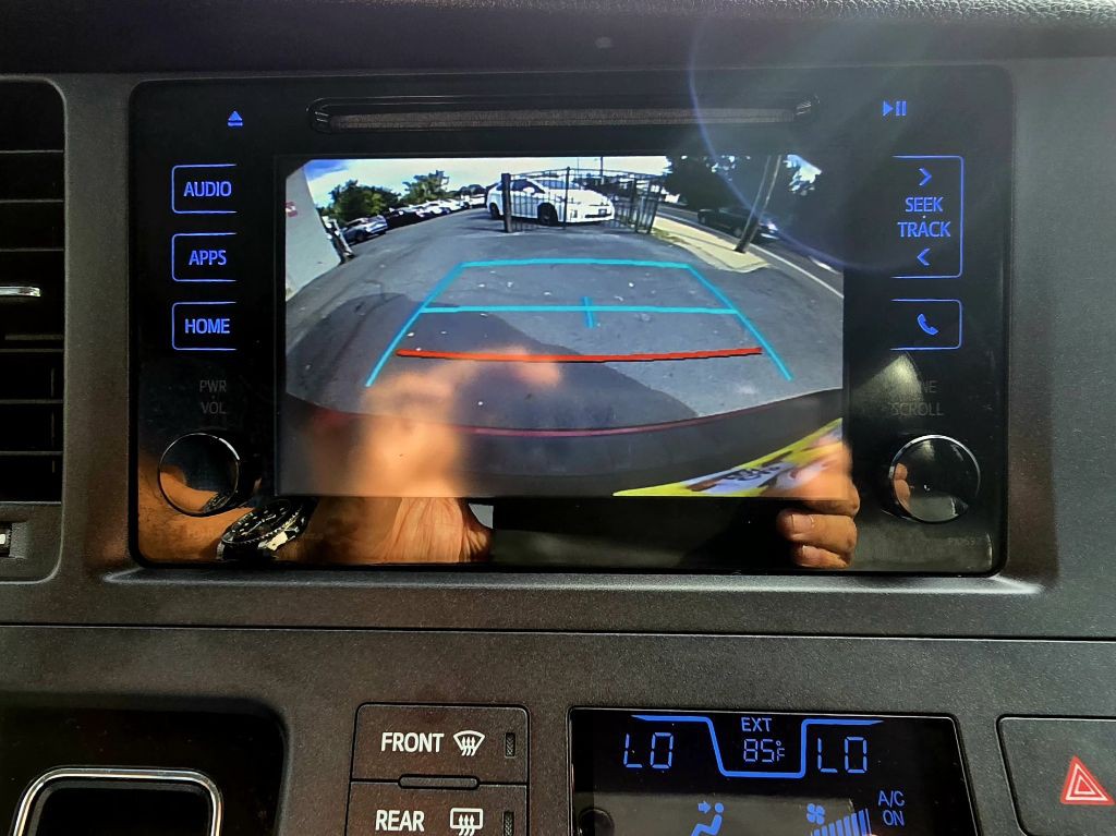 2015 Toyota Sienna Image 21