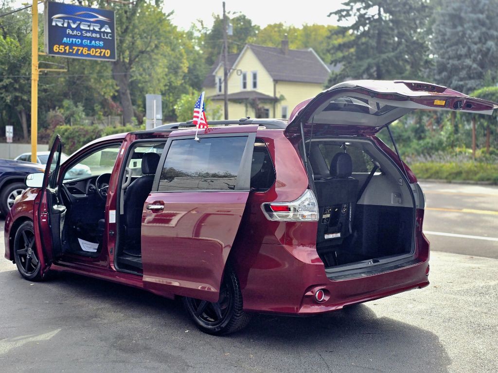 2015 Toyota Sienna Image 23