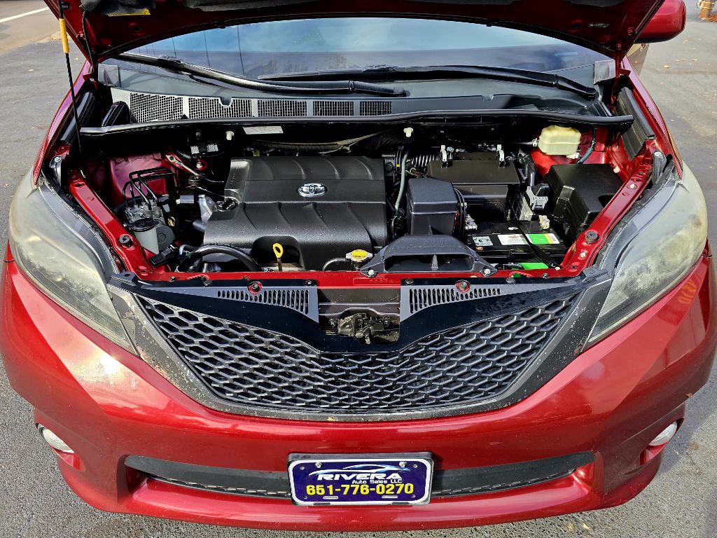2015 Toyota Sienna Image 24