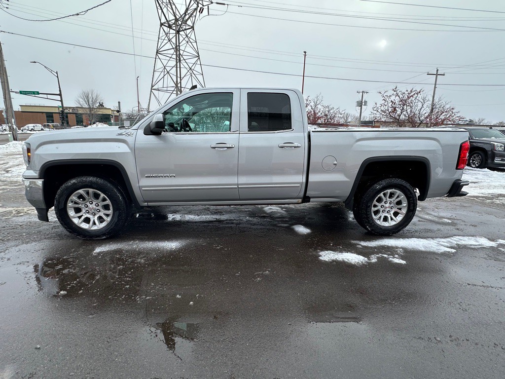 2017 GMC Sierra Image 2