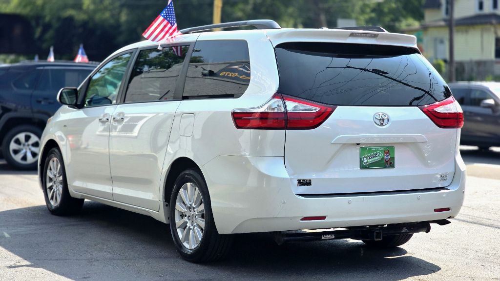 2017 Toyota Sienna Image 6