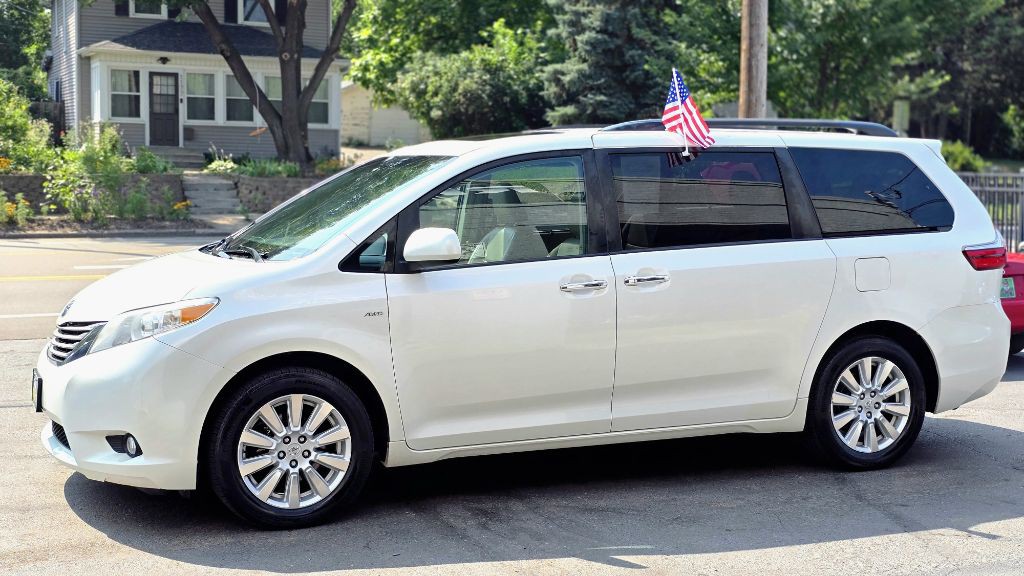 2017 Toyota Sienna Image 7