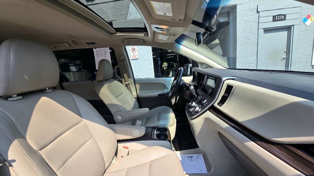 2017 Toyota Sienna Image 10