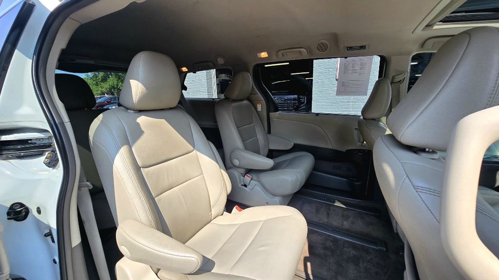 2017 Toyota Sienna Image 11