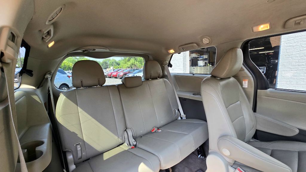 2017 Toyota Sienna Image 12