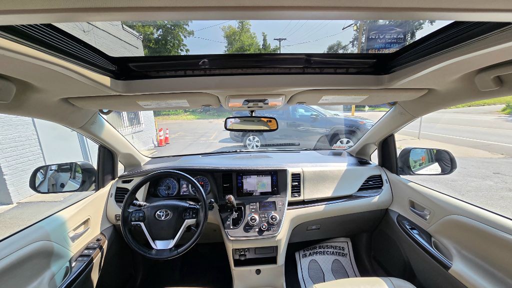 2017 Toyota Sienna Image 13