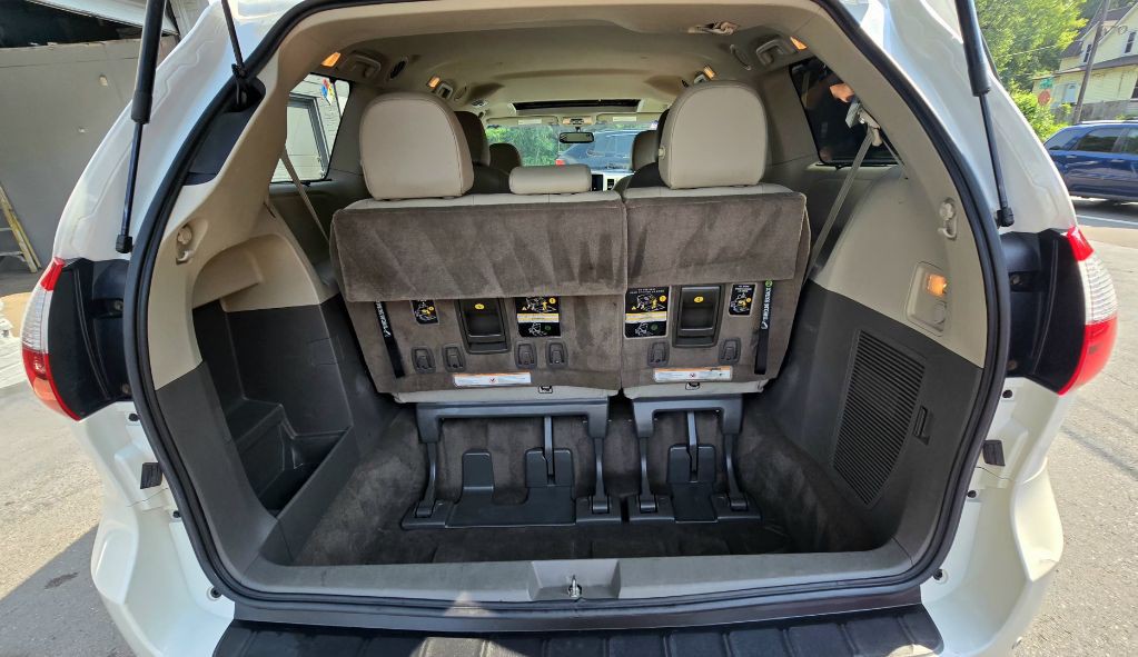 2017 Toyota Sienna Image 14