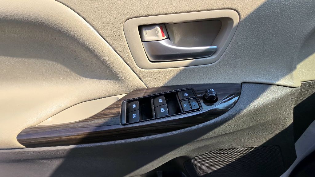 2017 Toyota Sienna Image 15