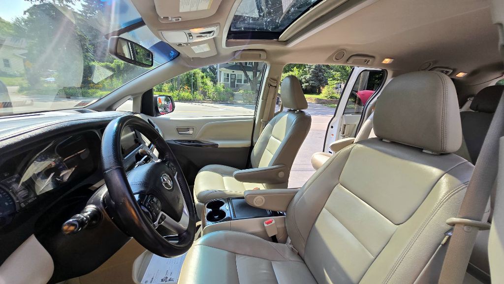 2017 Toyota Sienna Image 16
