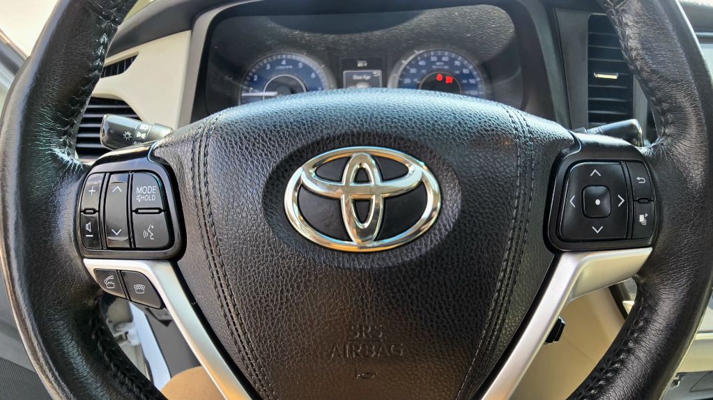 2017 Toyota Sienna Image 17