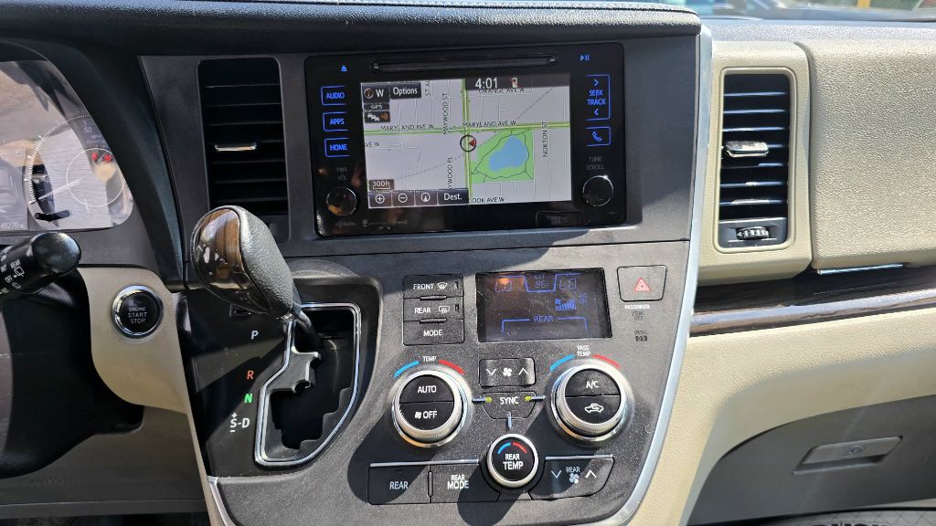 2017 Toyota Sienna Image 19