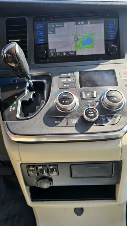2017 Toyota Sienna Image 20