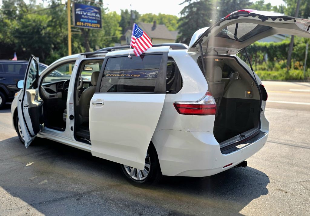 2017 Toyota Sienna Image 23