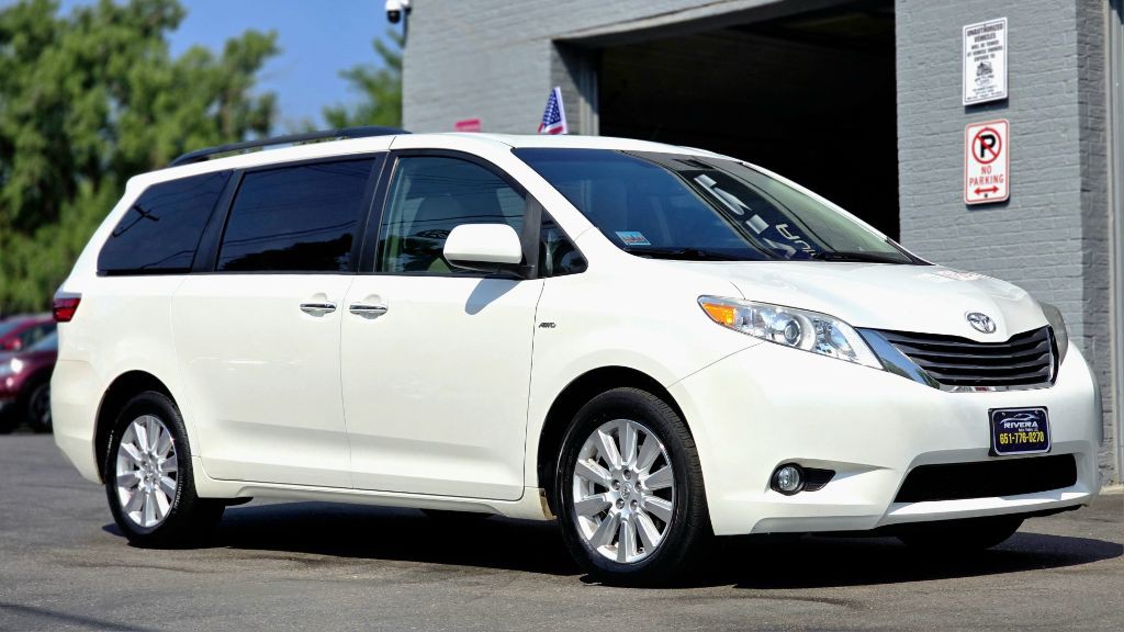 2017 Toyota Sienna Image 2