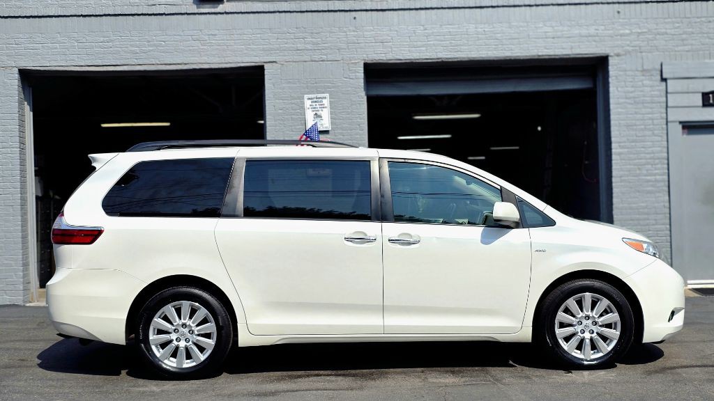 2017 Toyota Sienna Image 3