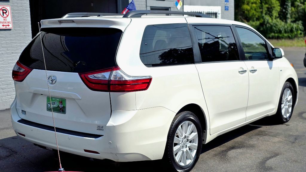 2017 Toyota Sienna Image 4