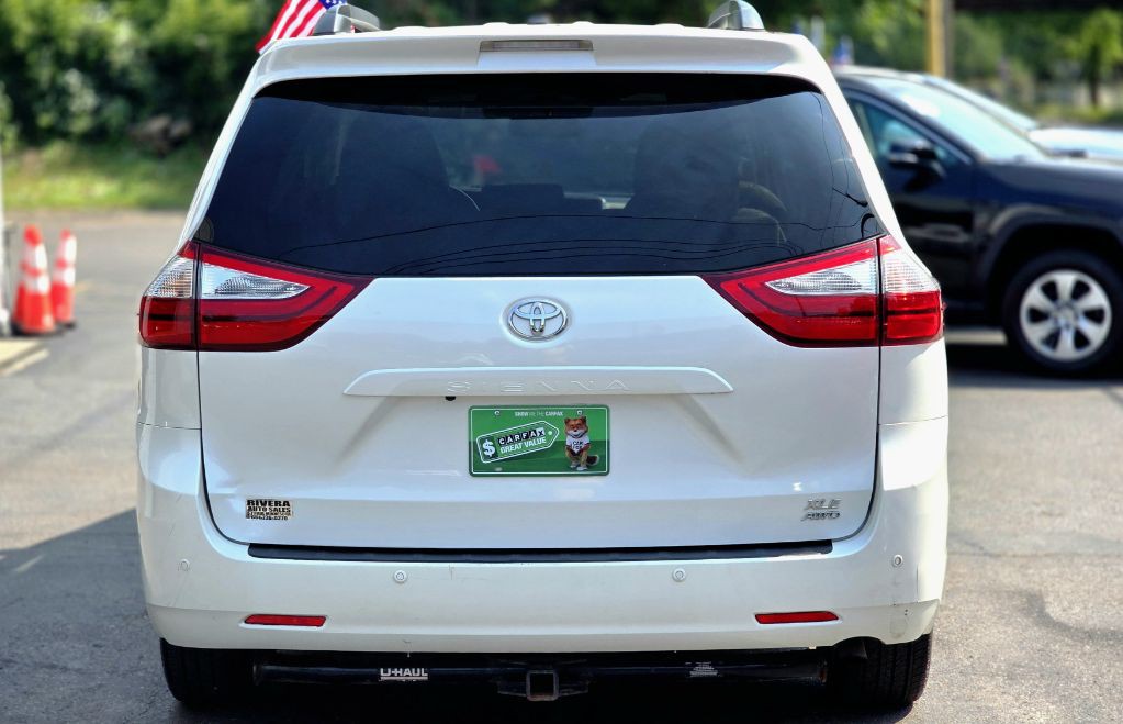 2017 Toyota Sienna Image 5