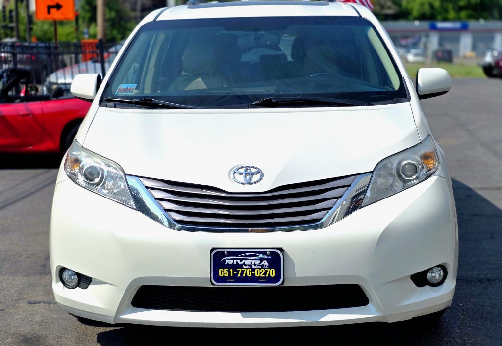 2017 Toyota Sienna Image 8