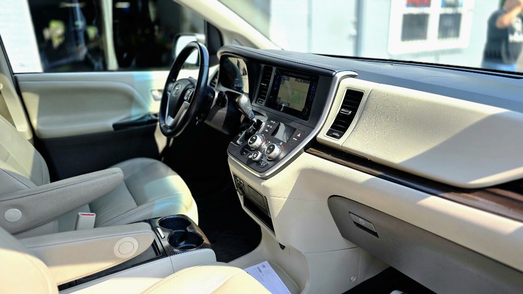 2017 Toyota Sienna Image 9