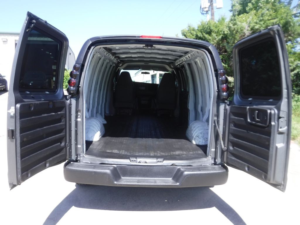 2008 Chevrolet Express Image 21