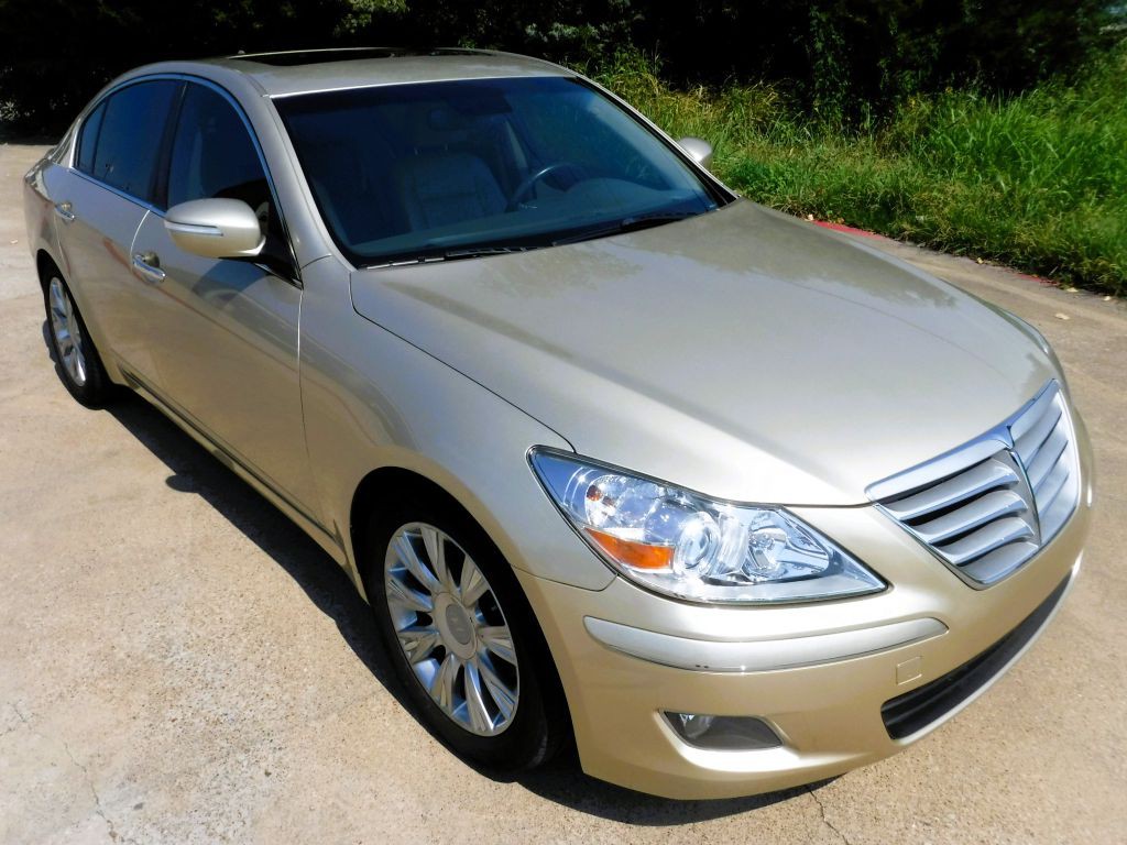 2011 Hyundai Genesis Image 2