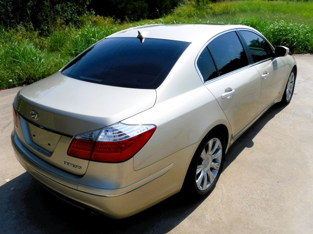 2011 Hyundai Genesis Image 6