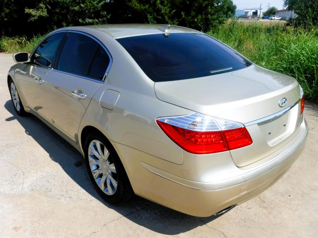 2011 Hyundai Genesis Image 12
