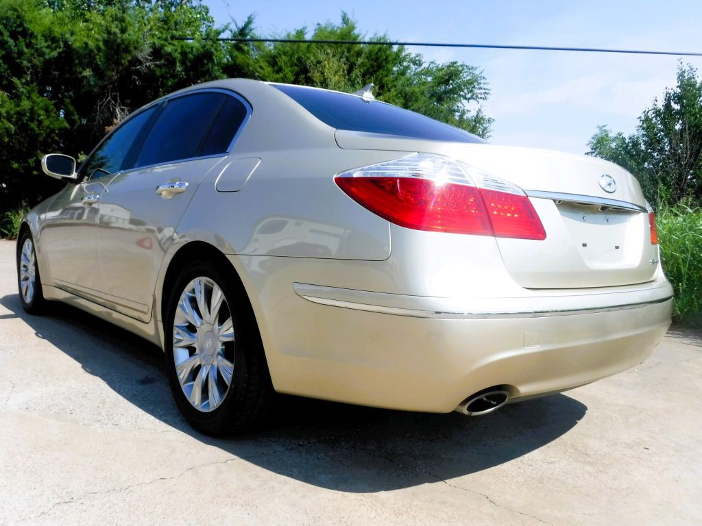 2011 Hyundai Genesis Image 13