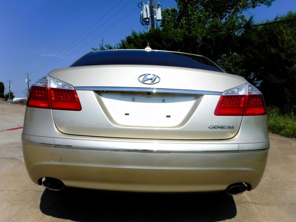 2011 Hyundai Genesis Image 17