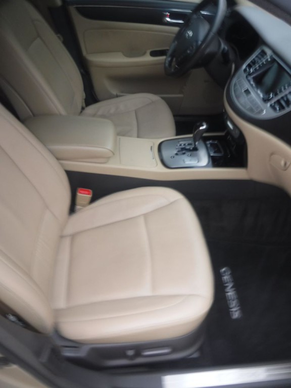 2011 Hyundai Genesis Image 21