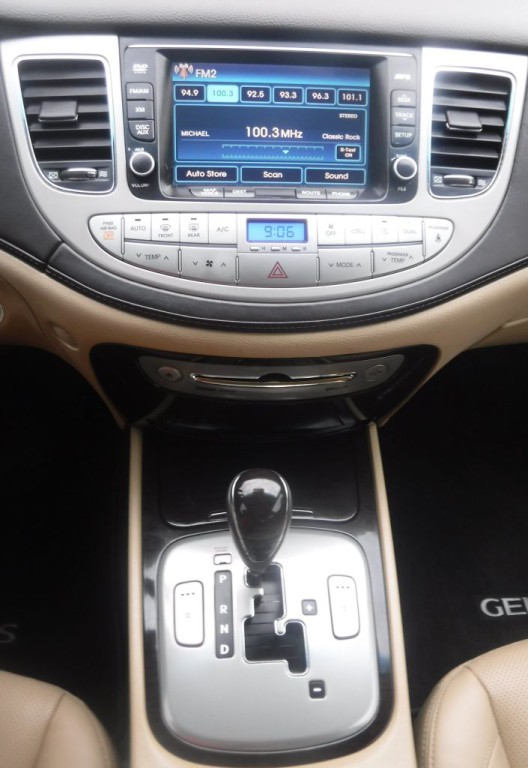 2011 Hyundai Genesis Image 30
