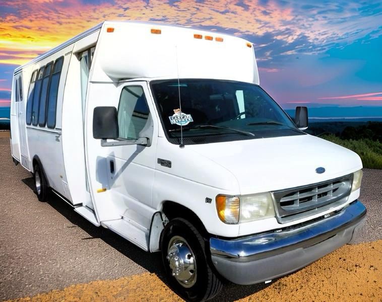 2001 Ford Econoline Image 1