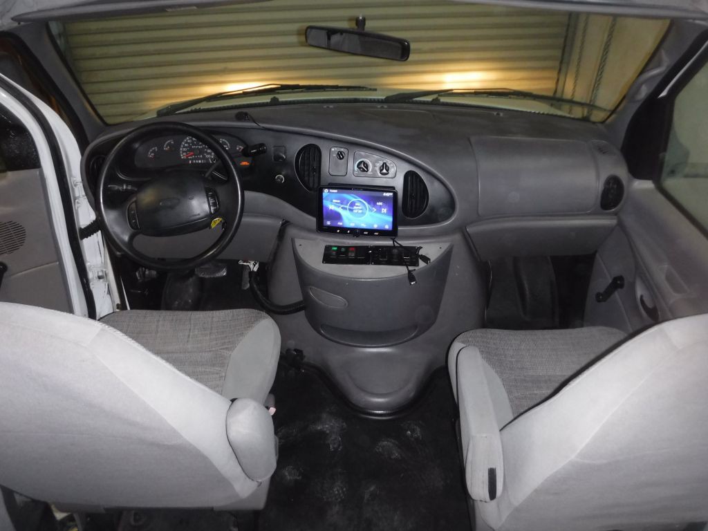 2001 Ford Econoline Image 32