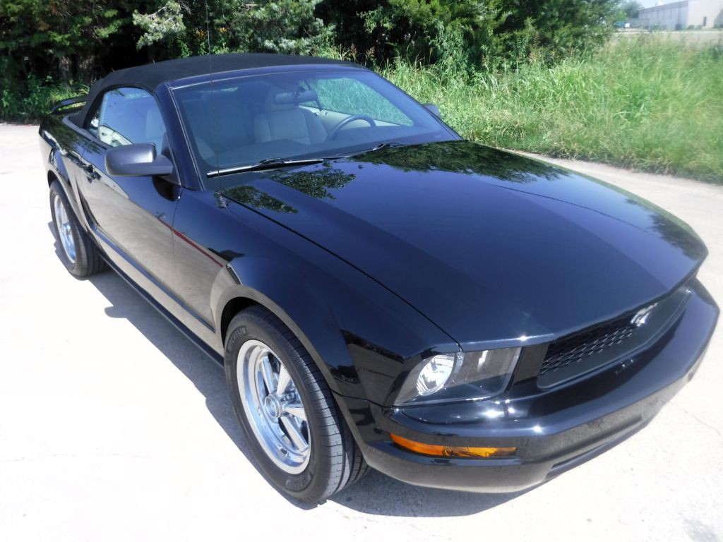 2008 Ford Mustang Image 2