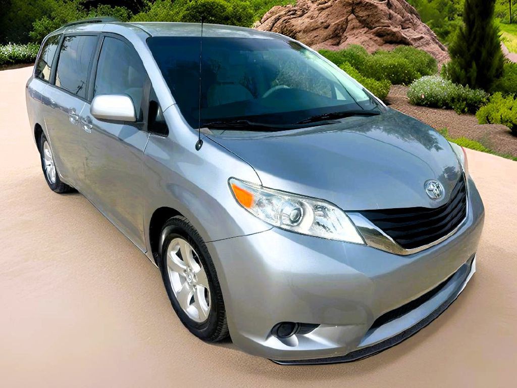 2014 Toyota Sienna Image 1