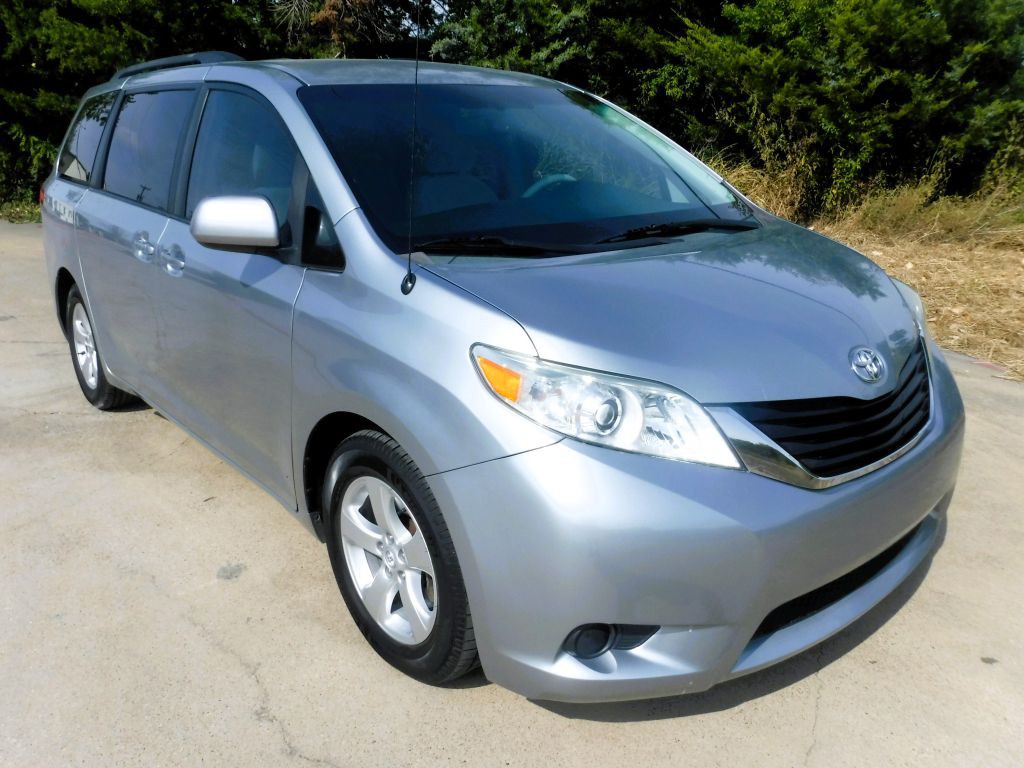 2014 Toyota Sienna Image 2