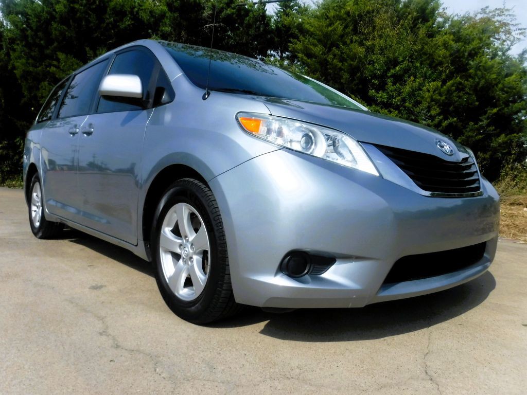 2014 Toyota Sienna Image 3