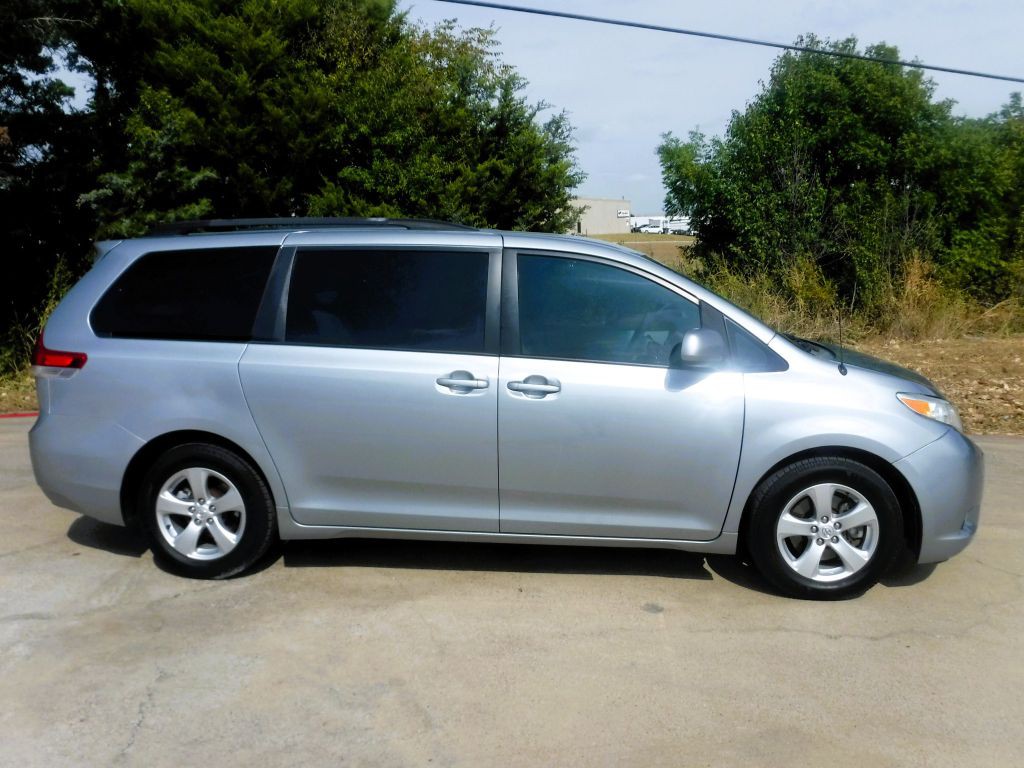 2014 Toyota Sienna Image 4