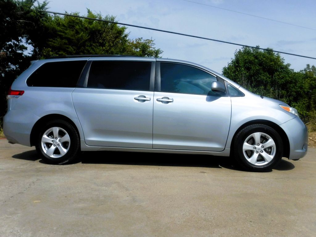 2014 Toyota Sienna Image 5