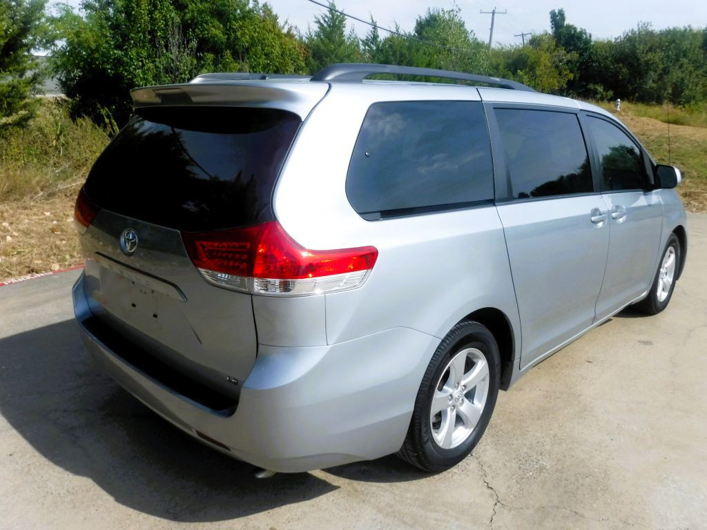2014 Toyota Sienna Image 6
