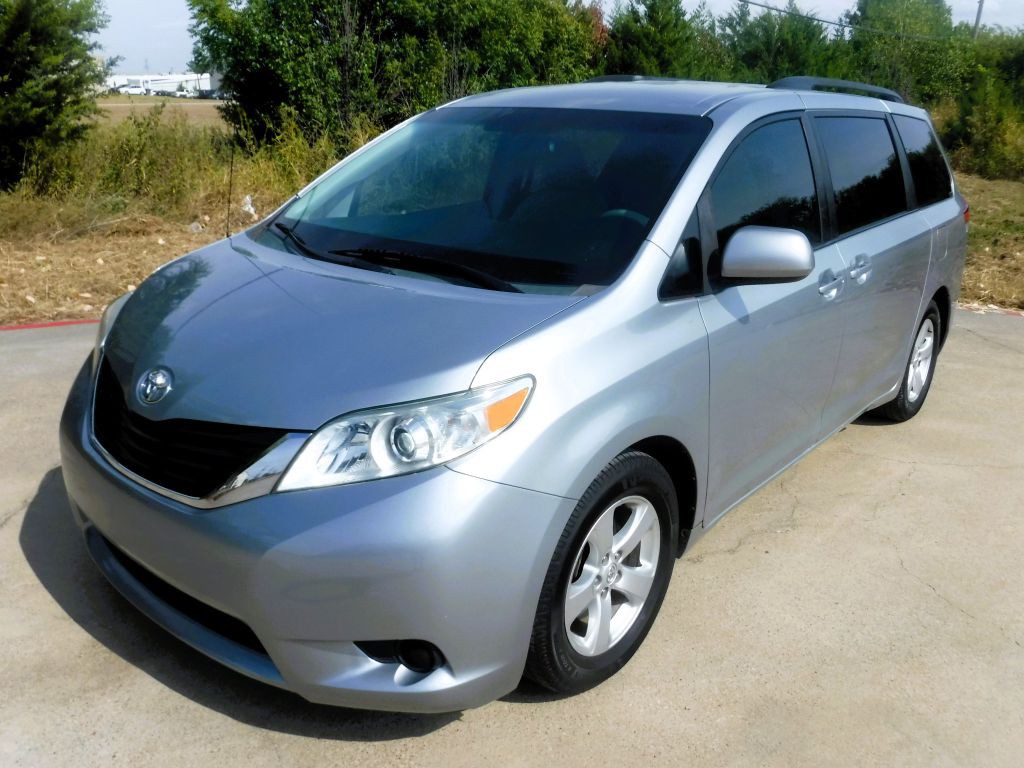 2014 Toyota Sienna Image 8