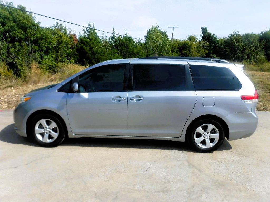 2014 Toyota Sienna Image 10