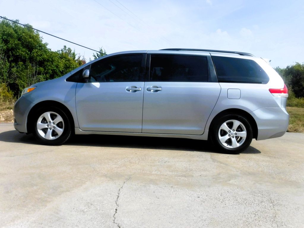 2014 Toyota Sienna Image 11