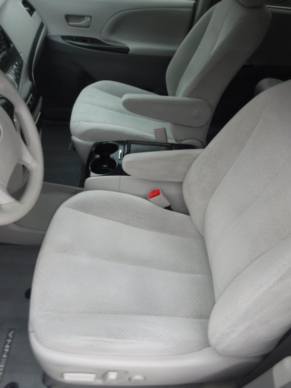 2014 Toyota Sienna Image 24
