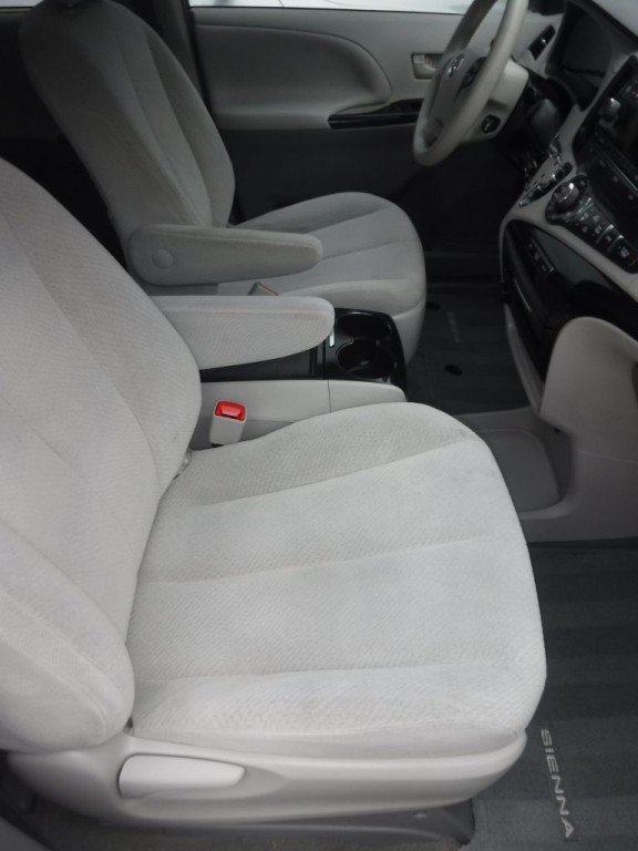 2014 Toyota Sienna Image 25