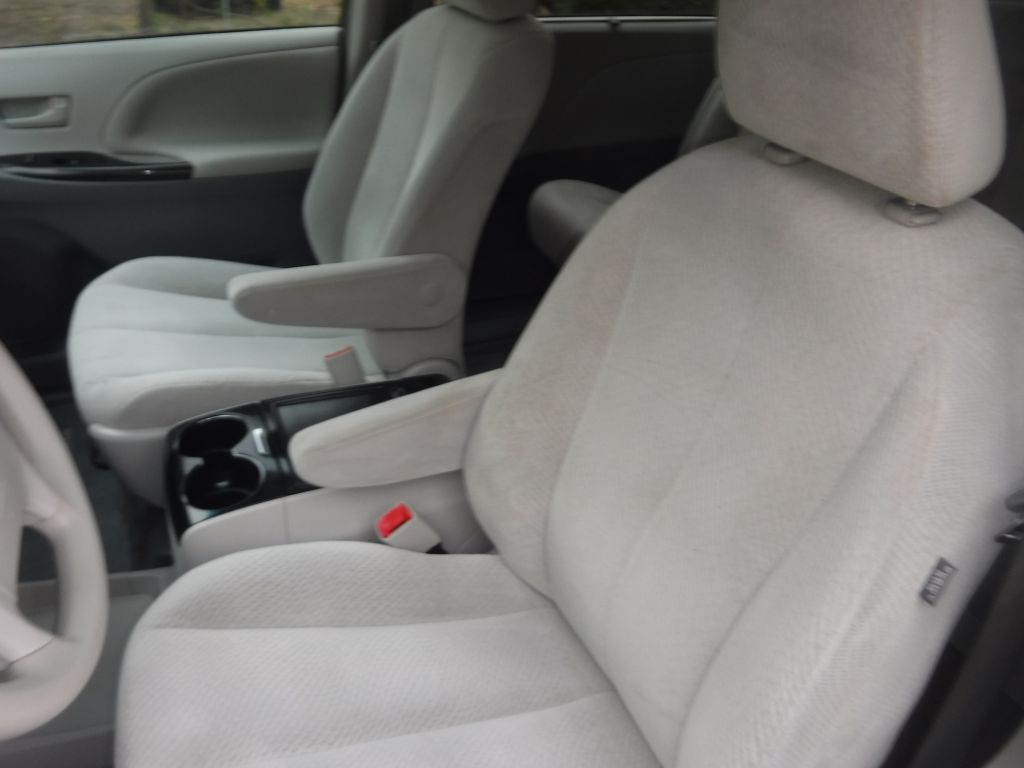 2014 Toyota Sienna Image 26