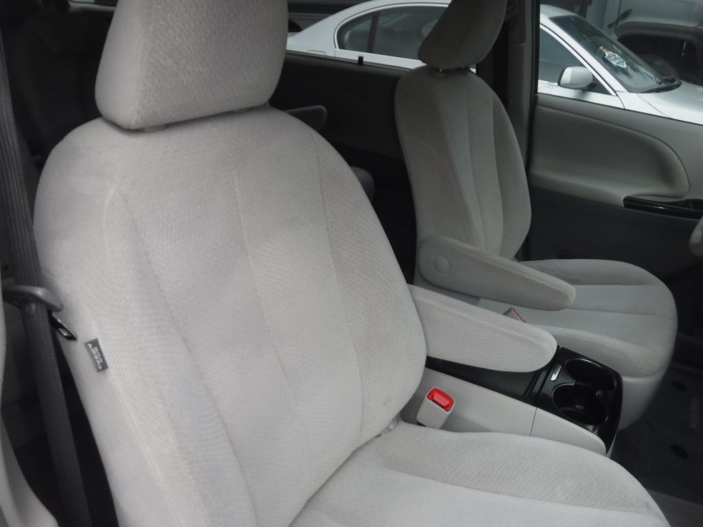 2014 Toyota Sienna Image 27