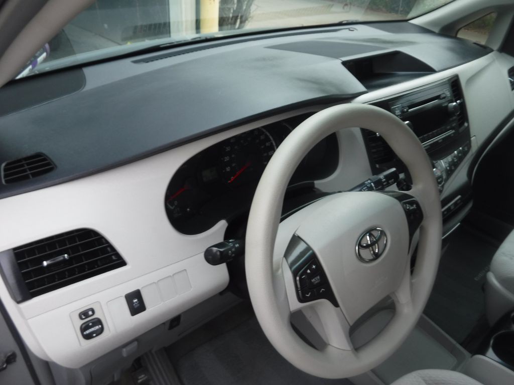2014 Toyota Sienna Image 28