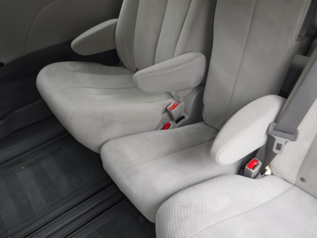 2014 Toyota Sienna Image 32
